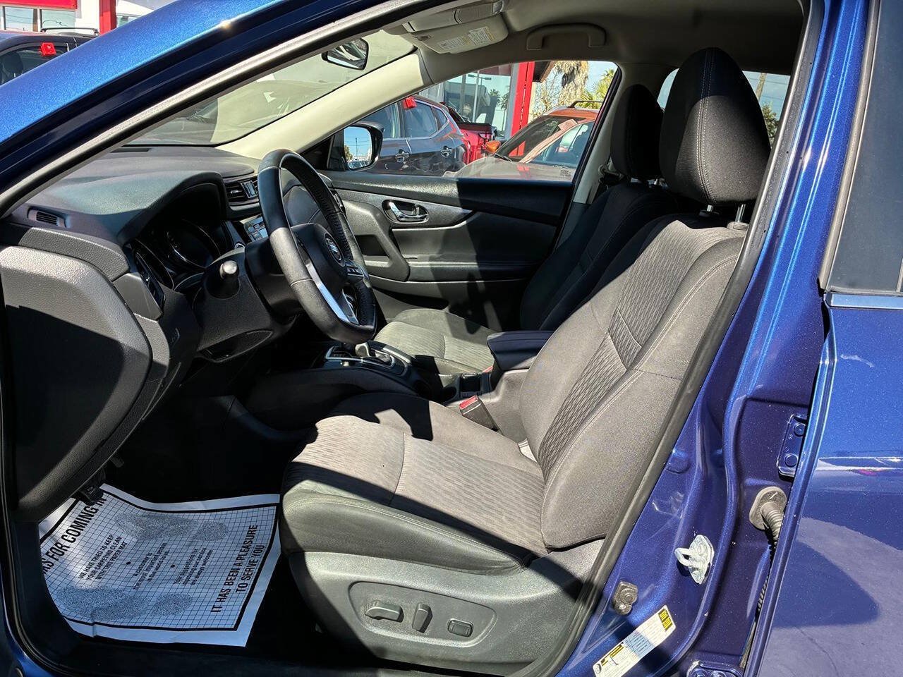 Used 2018 Nissan Rogue SV FWD image 4