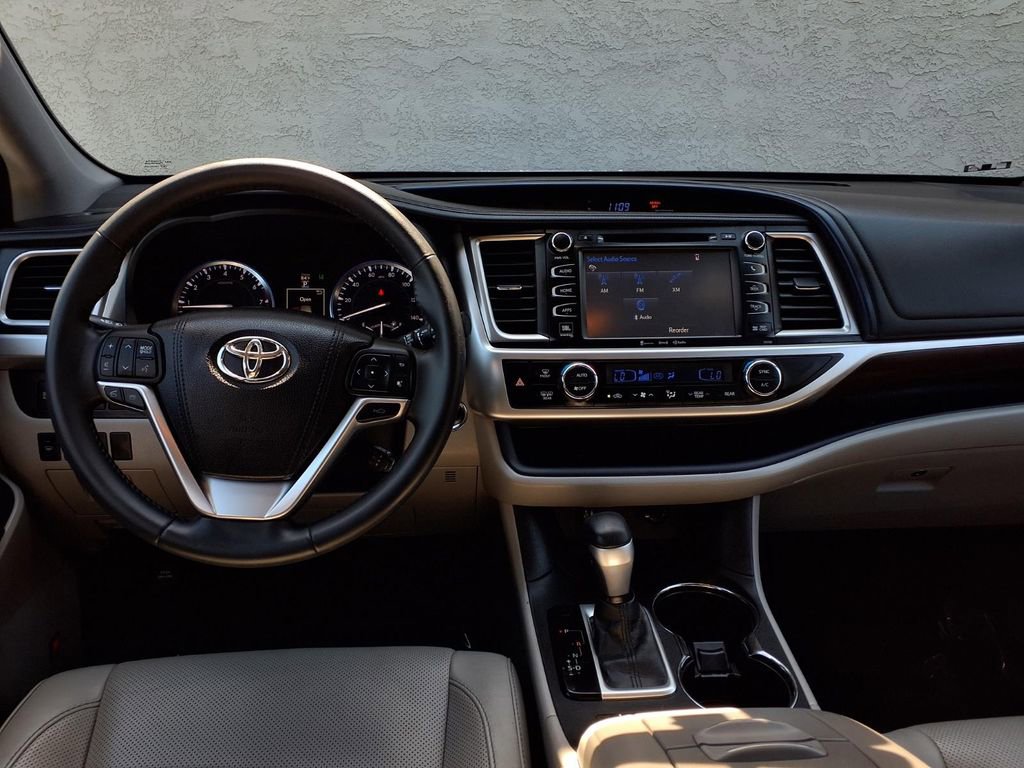 Used 2016 Toyota Highlander Limited w/ Driver Technology Package FWD image 21