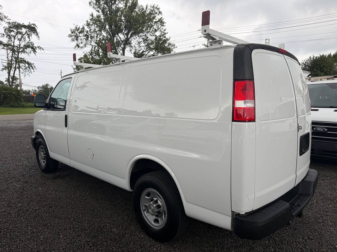 Used 2021 Chevrolet Express 2500 w/ Driver Convenience Package RWD image 3