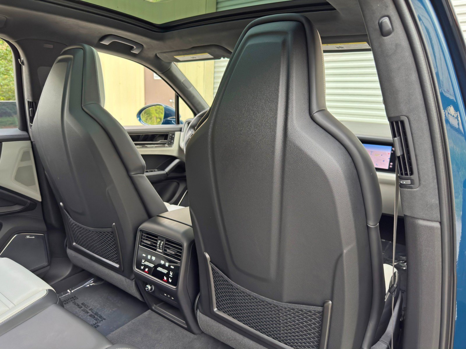 Used 2024 Porsche Cayenne Turbo AWD/4WD image 42
