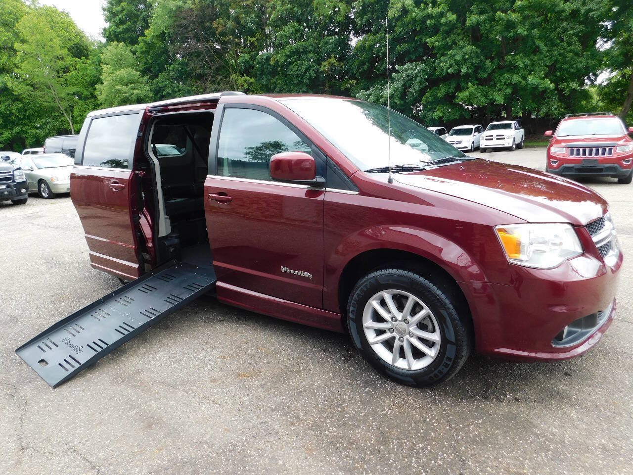 Used 2018 Dodge Grand Caravan SXT FWD image 1