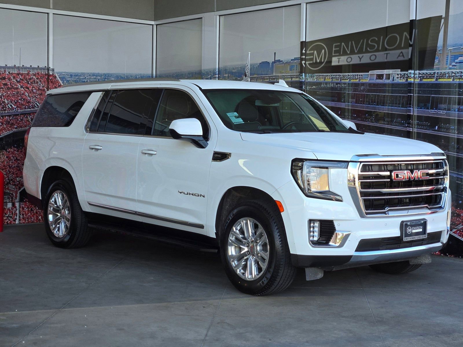 Used 2024 GMC Yukon XL SLT image 1