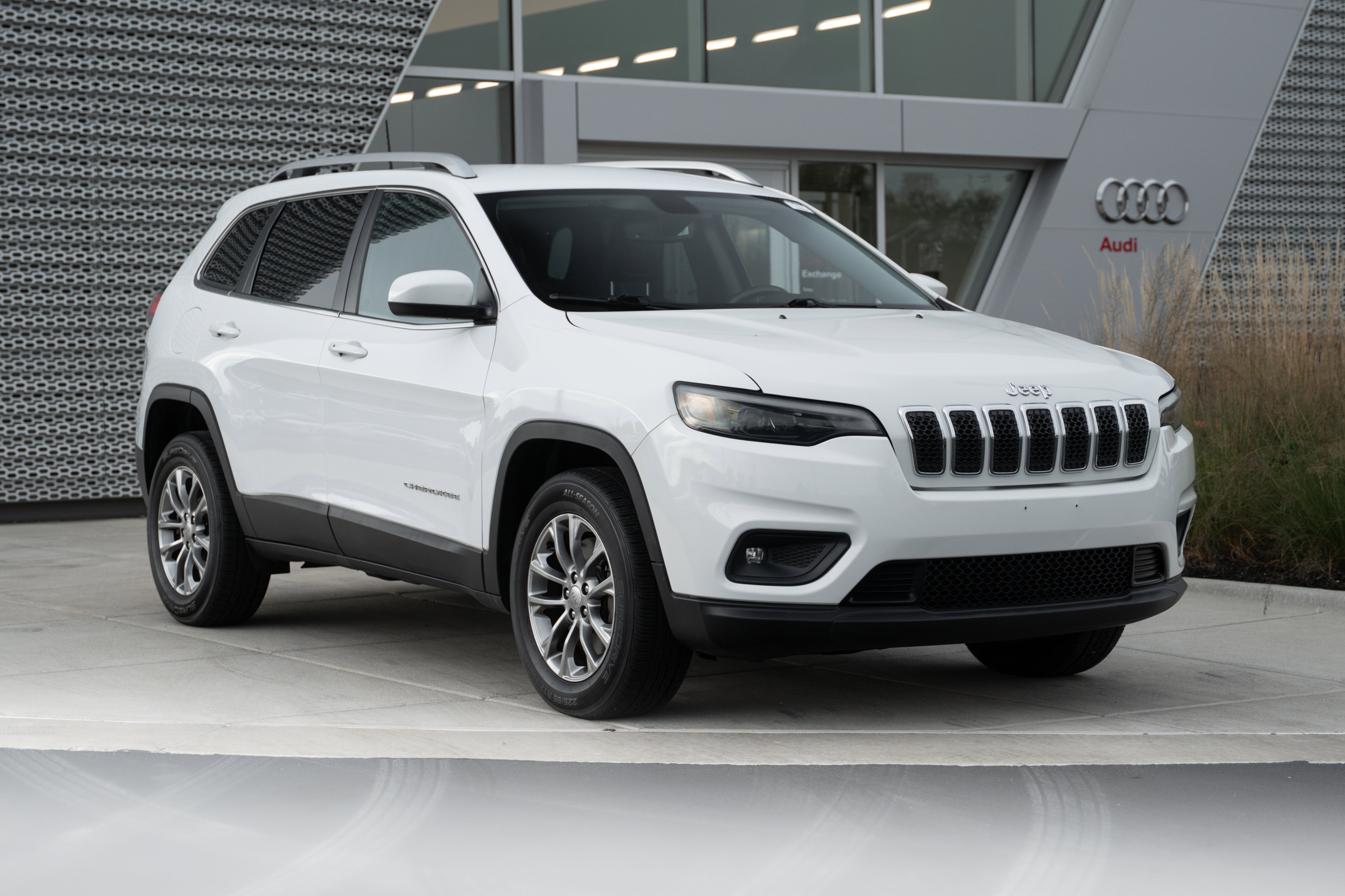 Used 2019 Jeep Cherokee Latitude Plus w/ Comfort/Convenience Group image 2