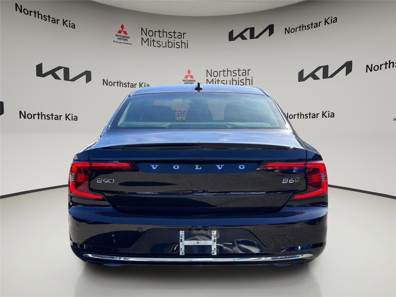 Used 2022 Volvo S90 B6 Inscription w/ Advanced Package image 3