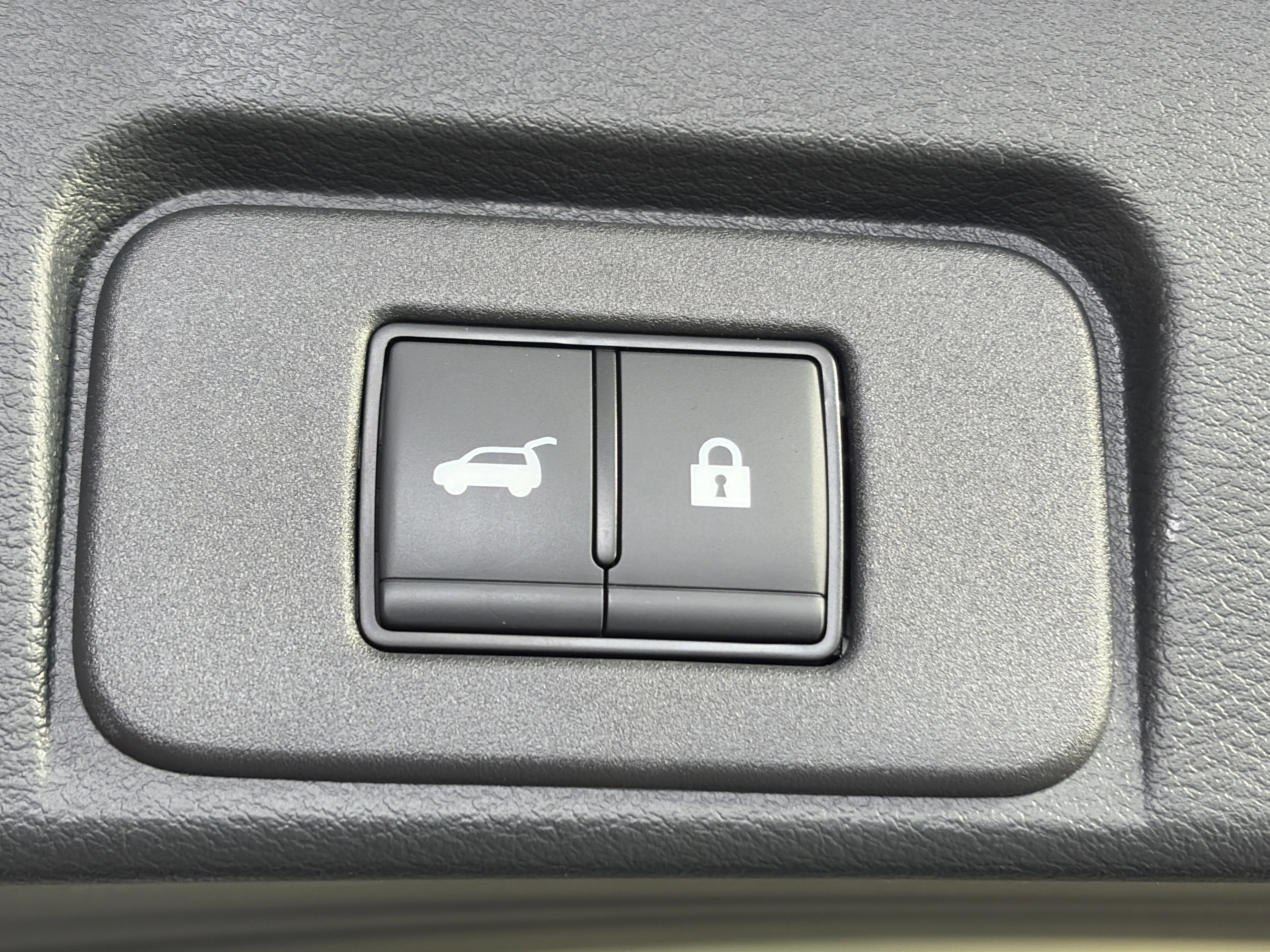 Used 2025 Nissan Rogue SV image 15