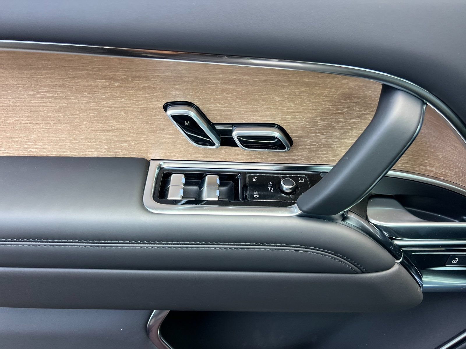 New 2026 Land Rover Range Rover SV AWD/4WD image 11