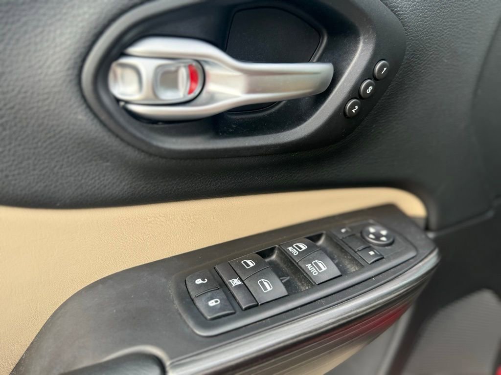 Used 2015 Jeep Cherokee Limited w/ Luxury Group FWD image 9