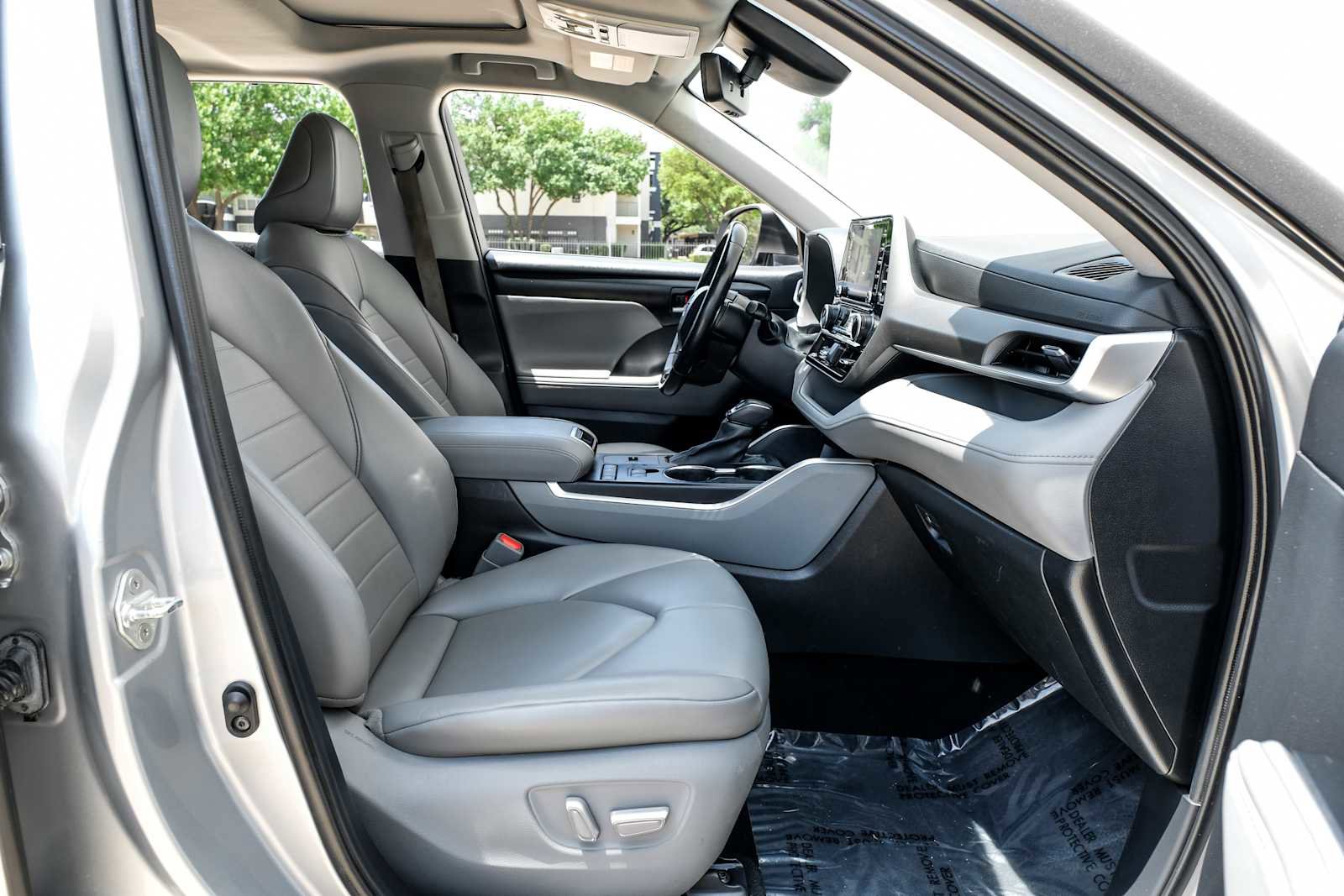 Used 2020 Toyota Highlander XLE FWD image 35