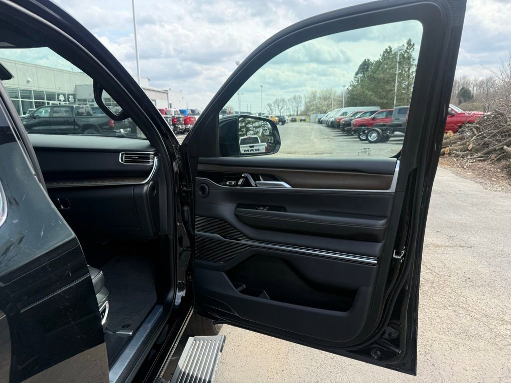 Certified 2022 Jeep Grand Wagoneer Series II AWD/4WD image 61