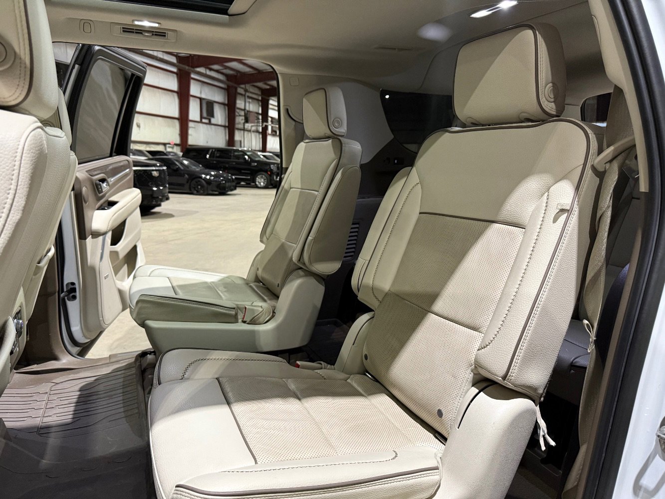 Used 2021 GMC Yukon XL Denali w/ Denali Premium Package image 19