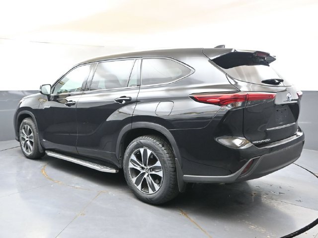 Used 2021 Toyota Highlander XLE AWD/4WD image 3
