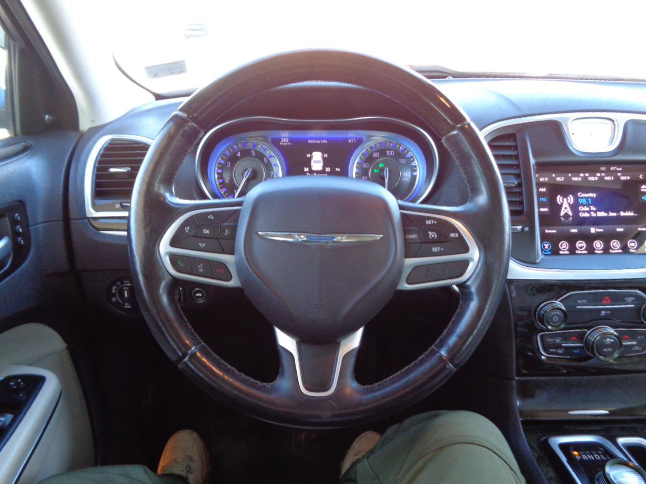 Used 2017 Chrysler 300 C RWD image 19