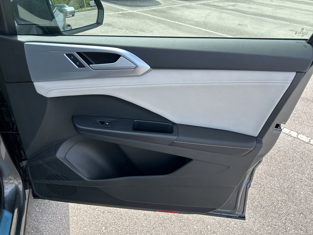 Used 2025 Volkswagen Taos SE image 37