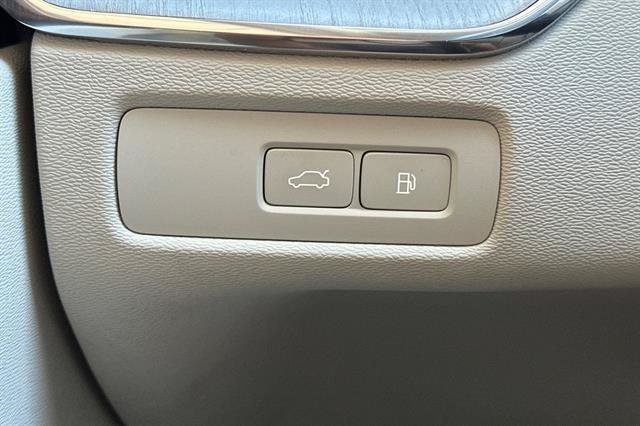 Certified 2024 Volvo XC60 T8 Plus AWD/4WD image 30