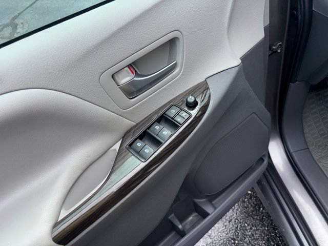 Used 2020 Toyota Sienna XLE FWD image 14