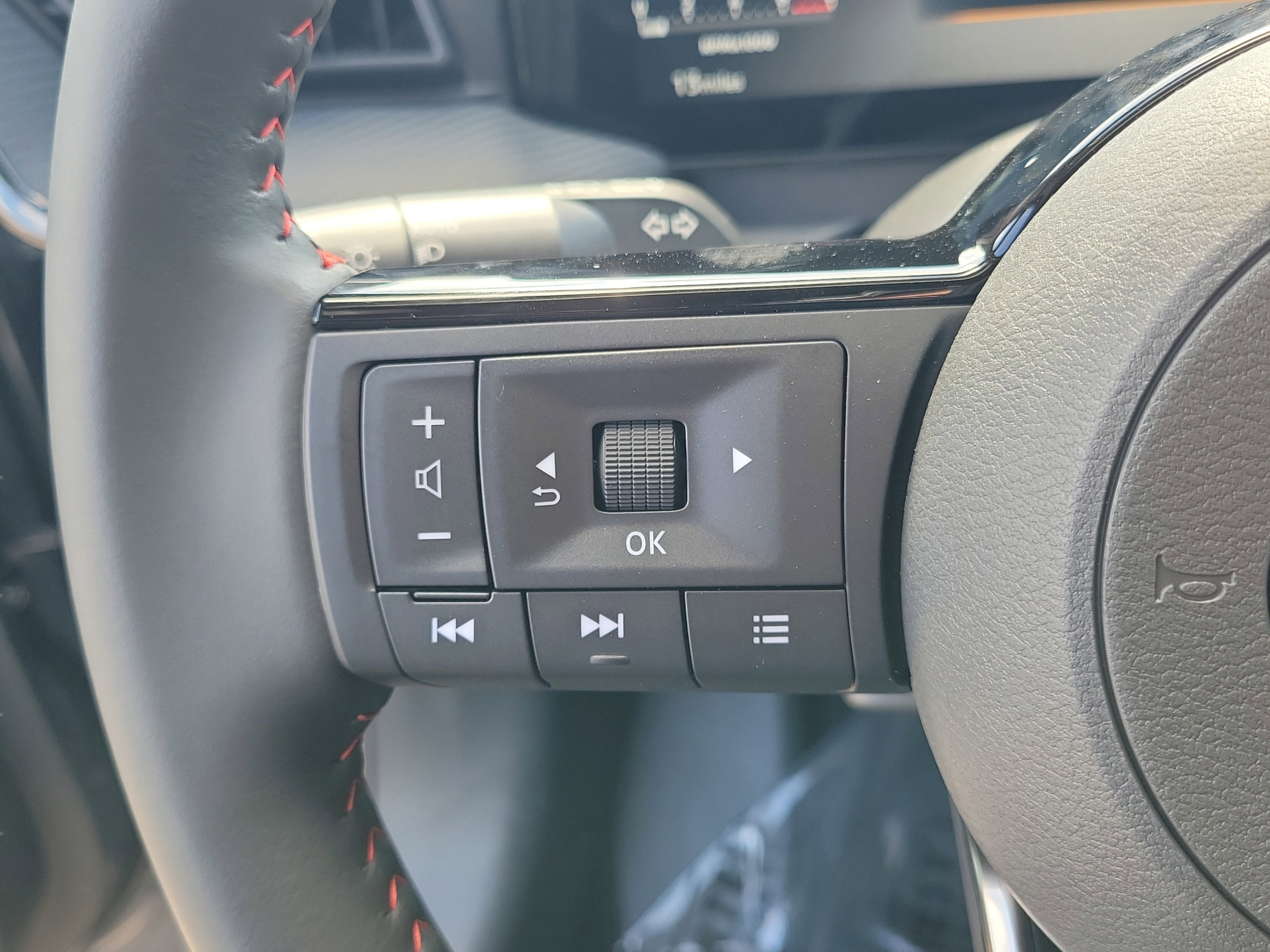 Certified 2025 Nissan Kicks SR FWD image 24