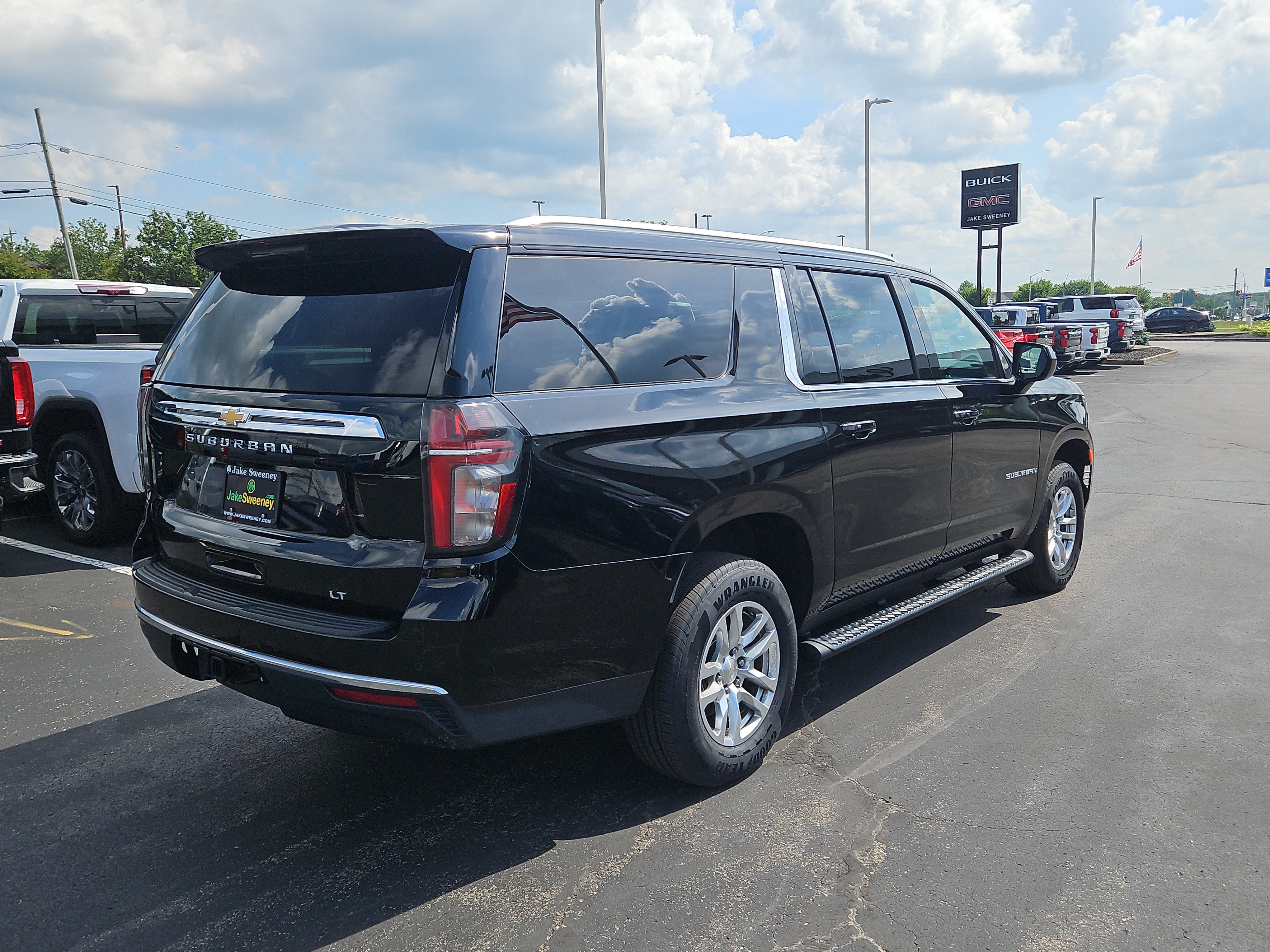 Used 2022 Chevrolet Suburban LT AWD/4WD image 4