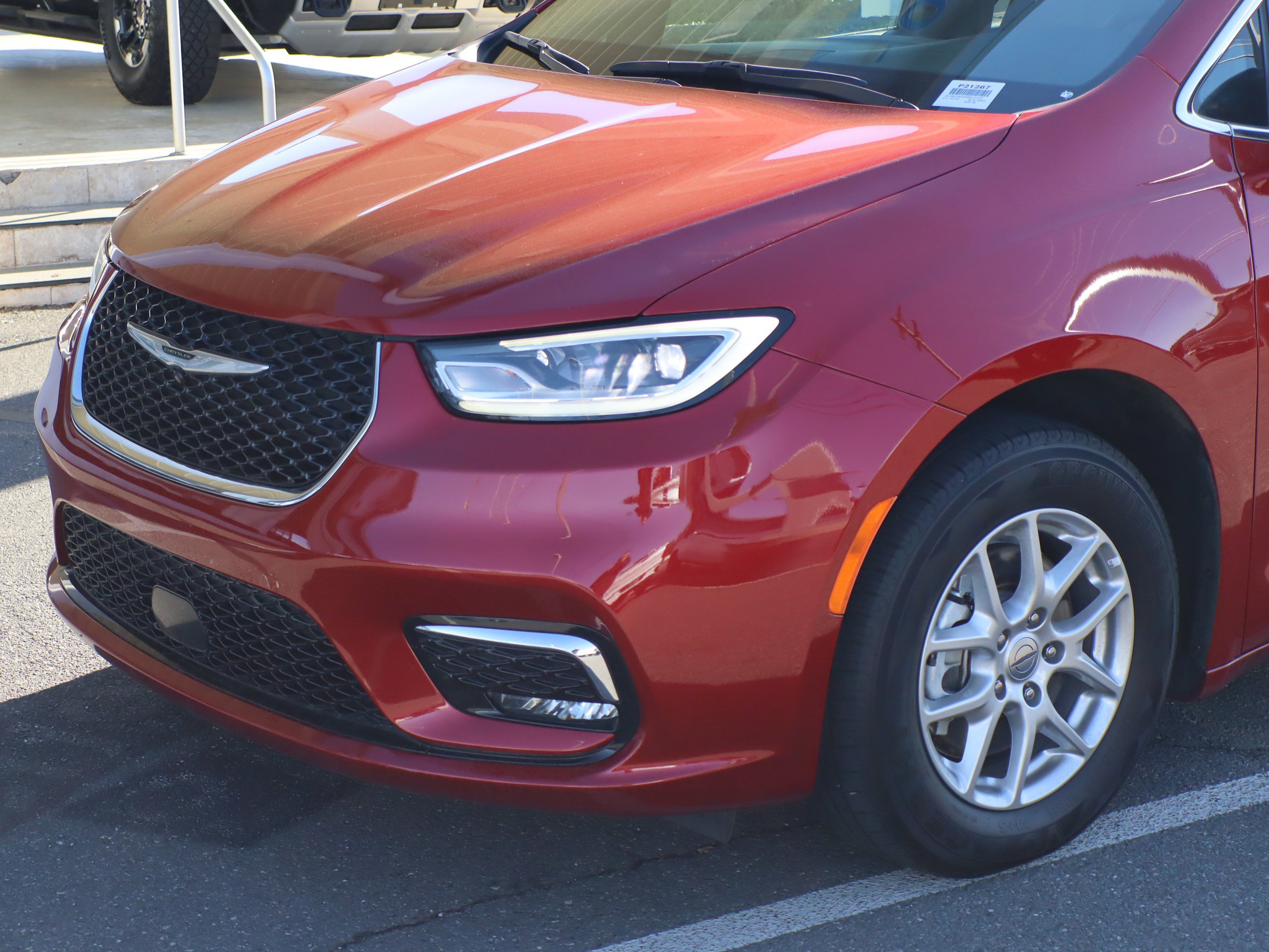 Used 2025 Chrysler Pacifica Select image 6