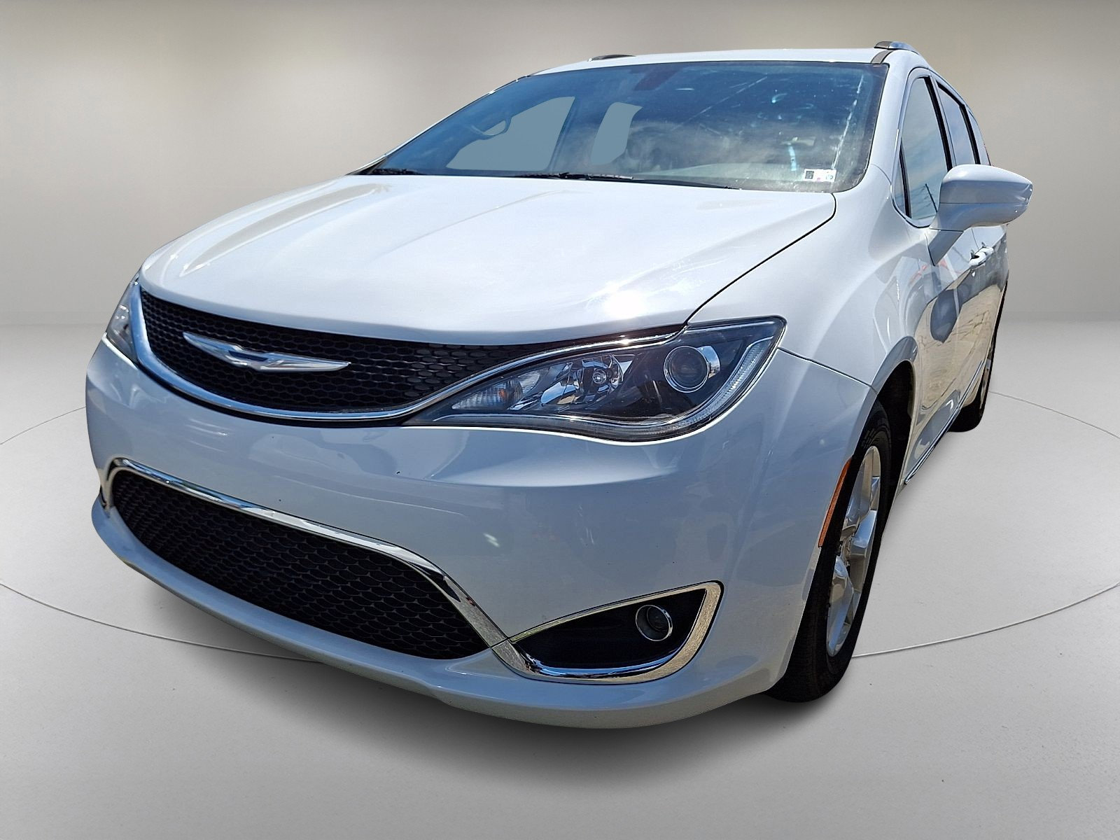 Used 2017 Chrysler Pacifica Touring-L Plus FWD image 4