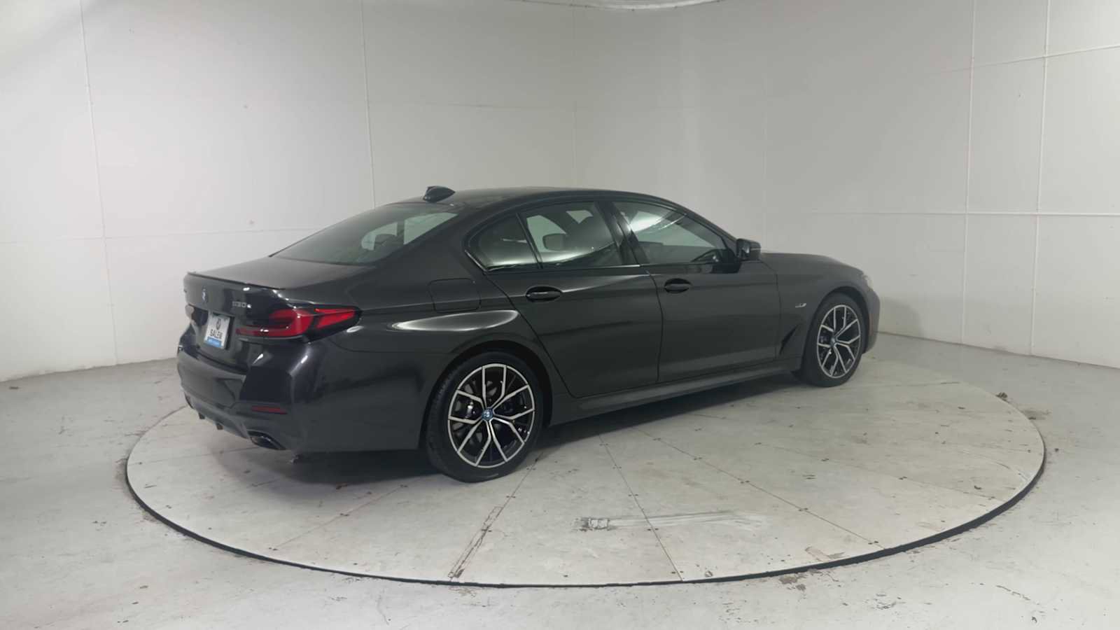 Used 2023 BMW 530e xDrive w/ Premium Package AWD/4WD image 2