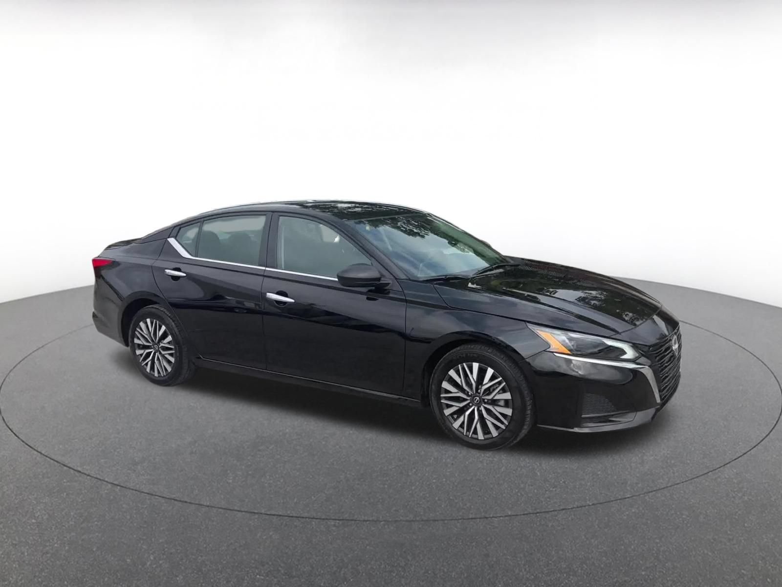 Used 2025 Nissan Altima 2.5 SV FWD image 2