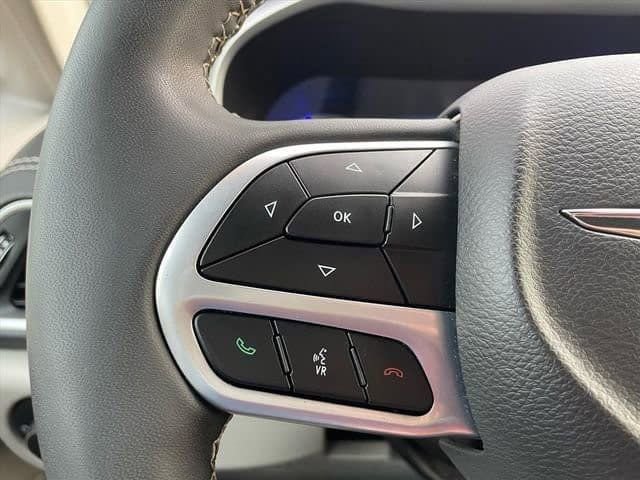 Used 2022 Chrysler Pacifica Touring-L image 15