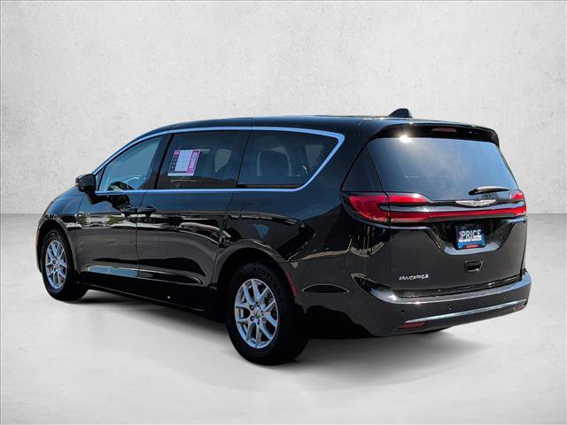 Used 2023 Chrysler Pacifica Touring-L image 7
