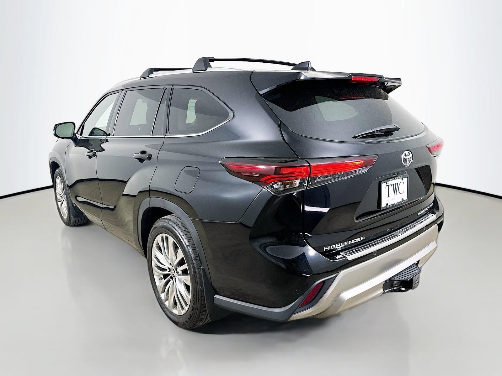 Used 2024 Toyota Highlander Platinum AWD/4WD image 7