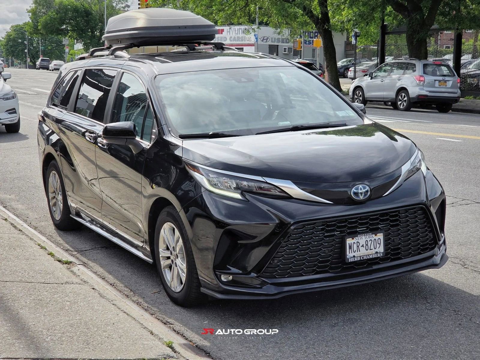 Used 2023 Toyota Sienna XSE AWD/4WD image 2