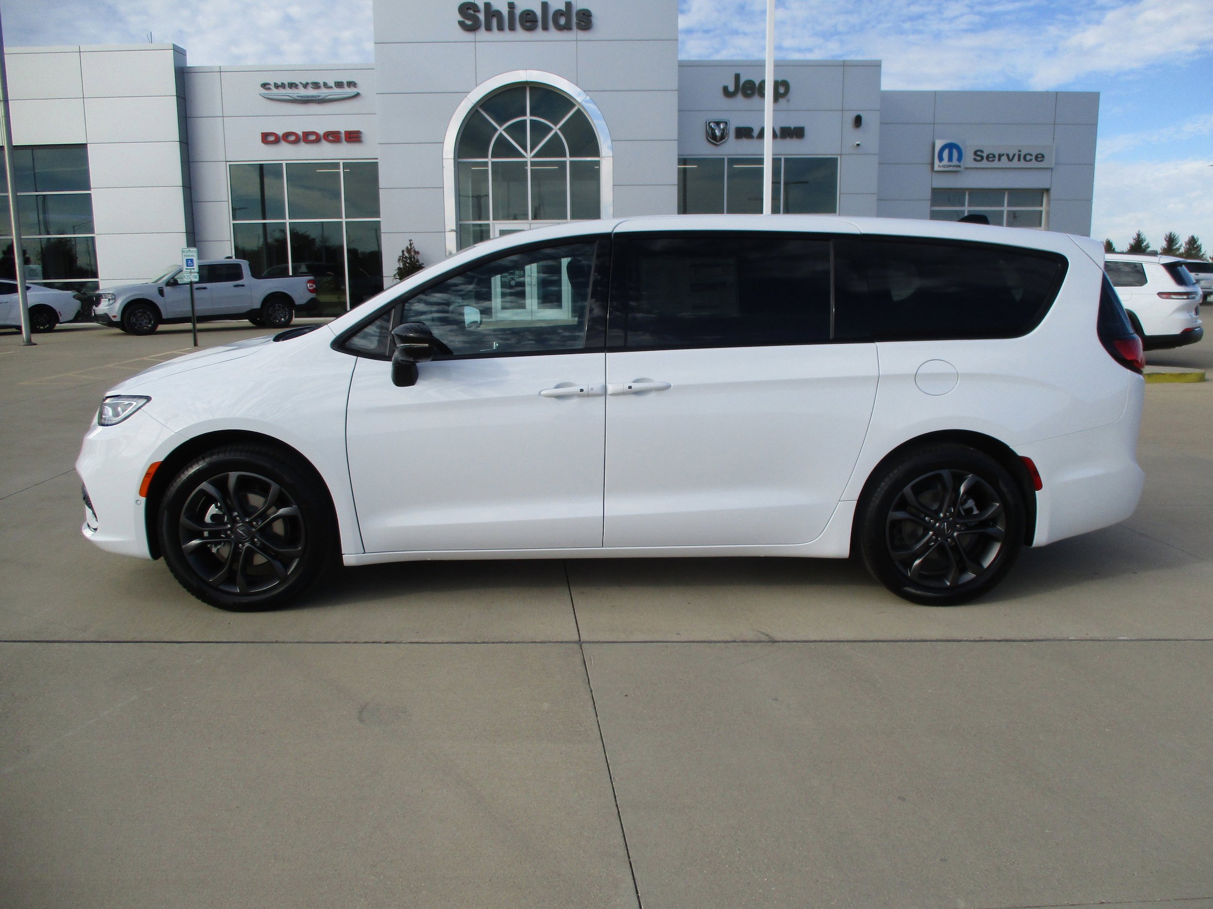 New 2026 Chrysler Pacifica Select image 3