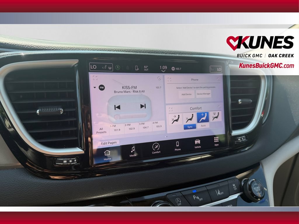 Used 2023 Chrysler Pacifica Touring-L FWD image 26