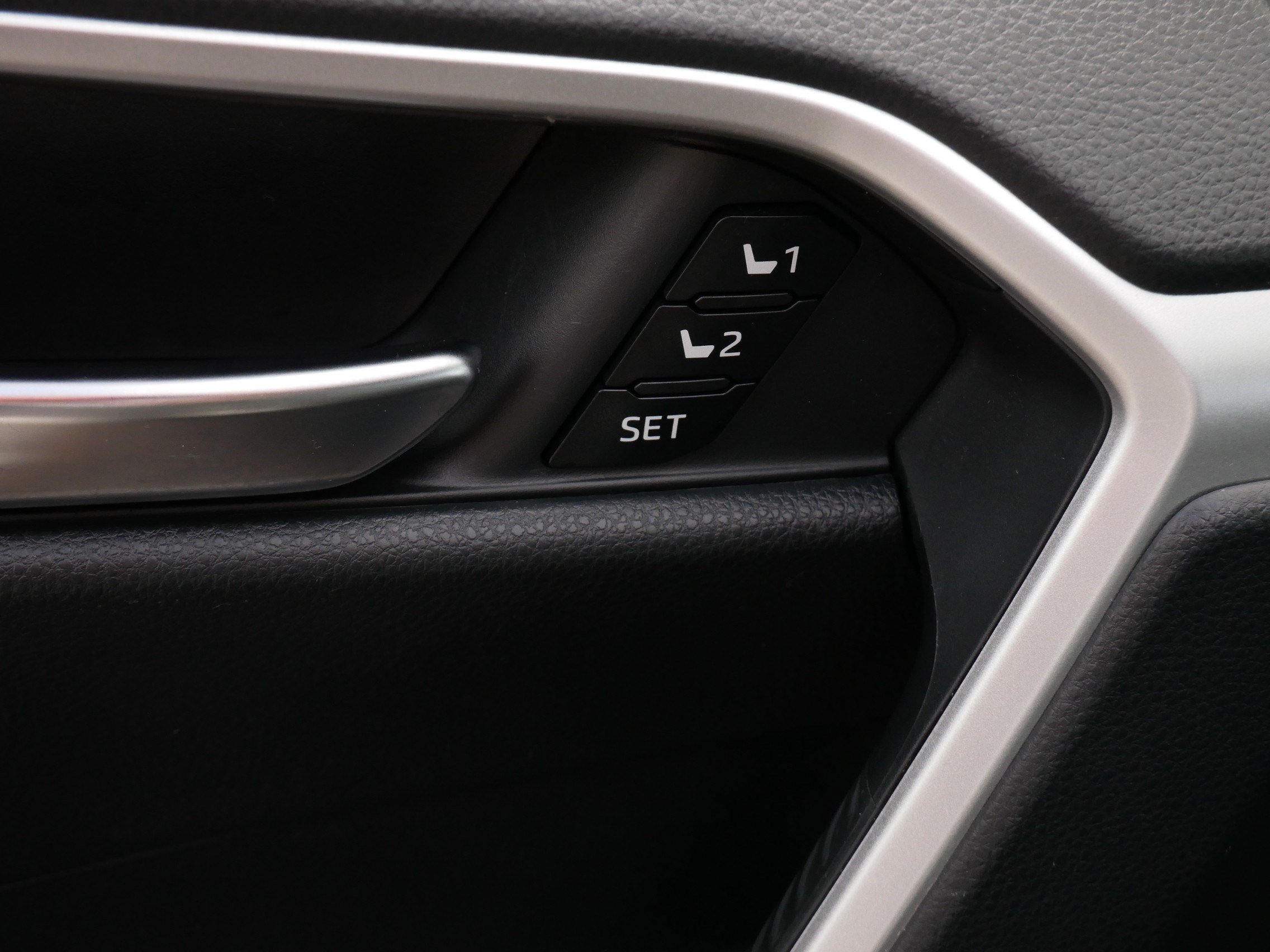 Used 2022 Toyota RAV4 XLE Premium AWD/4WD image 19