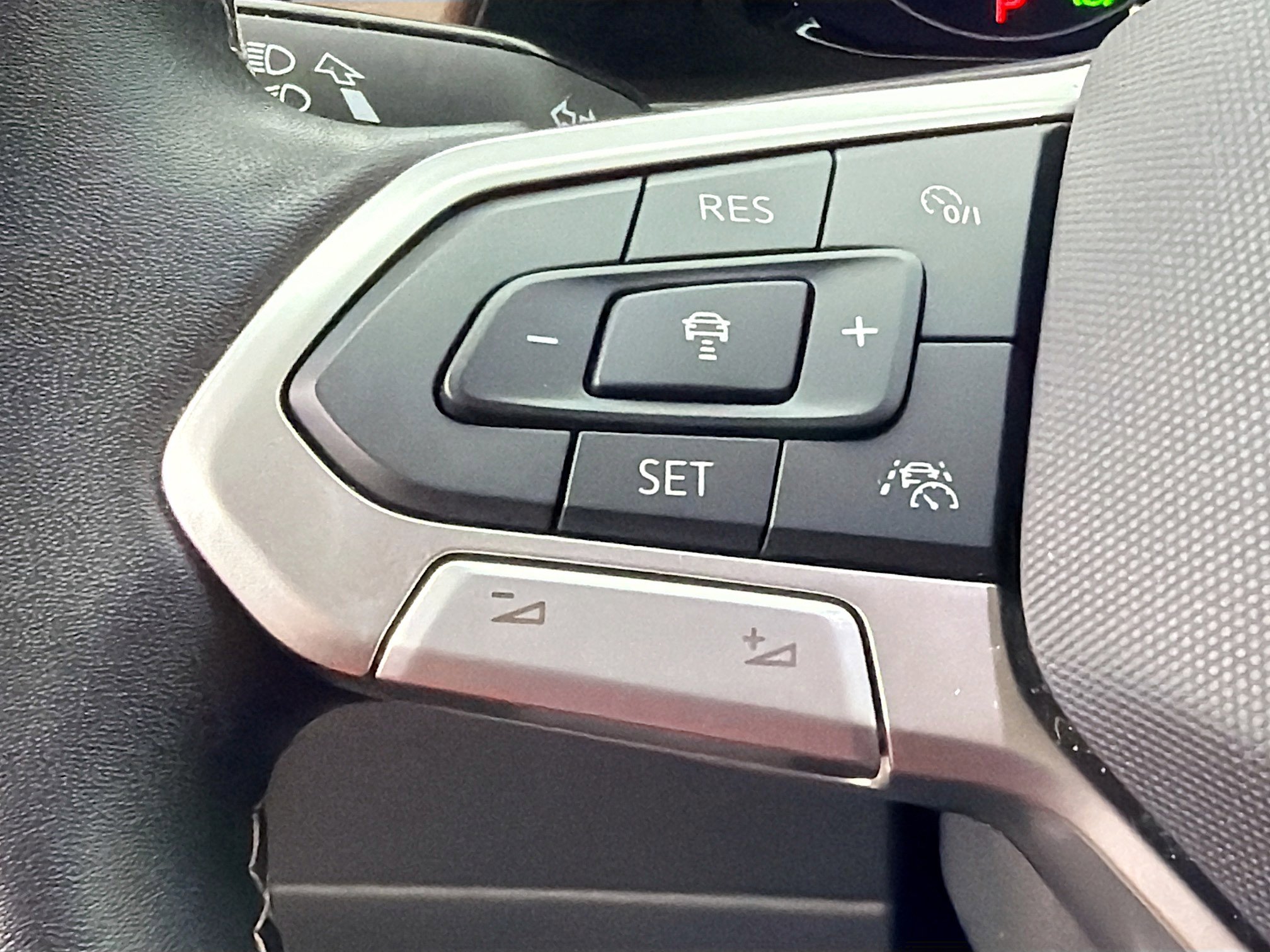 Used 2025 Volkswagen Atlas SE image 35