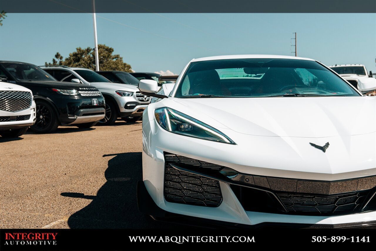 Used 2023 Chevrolet Corvette Z06 w/ Z07 Performance Package RWD image 9