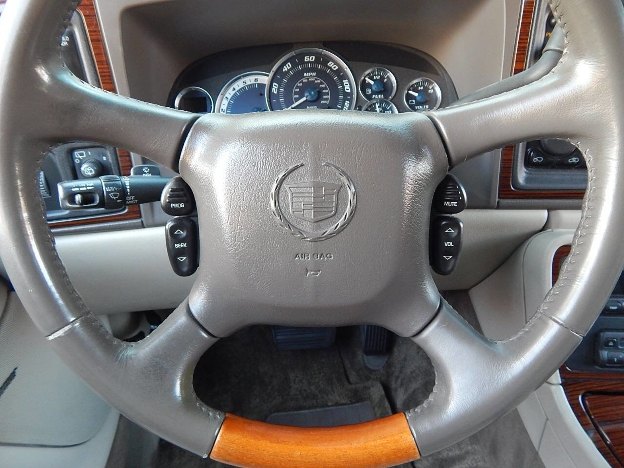 Used 2002 Cadillac Escalade 2WD image 16