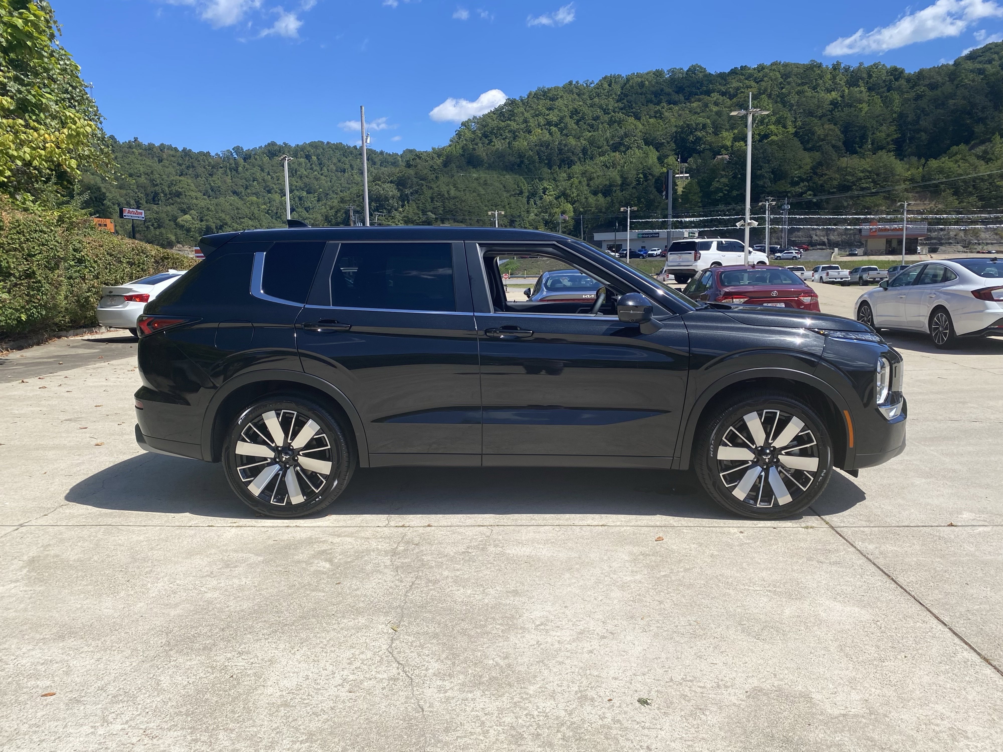 New 2025 Mitsubishi Outlander SE image 38