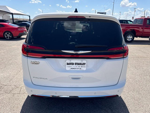 Used 2025 Chrysler Pacifica Select FWD image 5