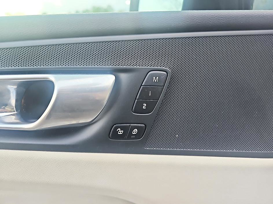 Used 2024 Volvo XC60 B5 Plus w/ Protection Package Premier image 12