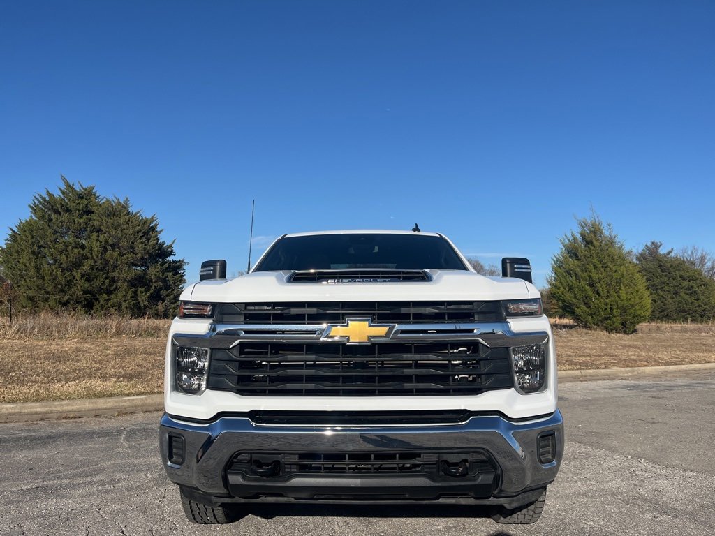 Used 2024 Chevrolet Silverado 2500 LT image 2