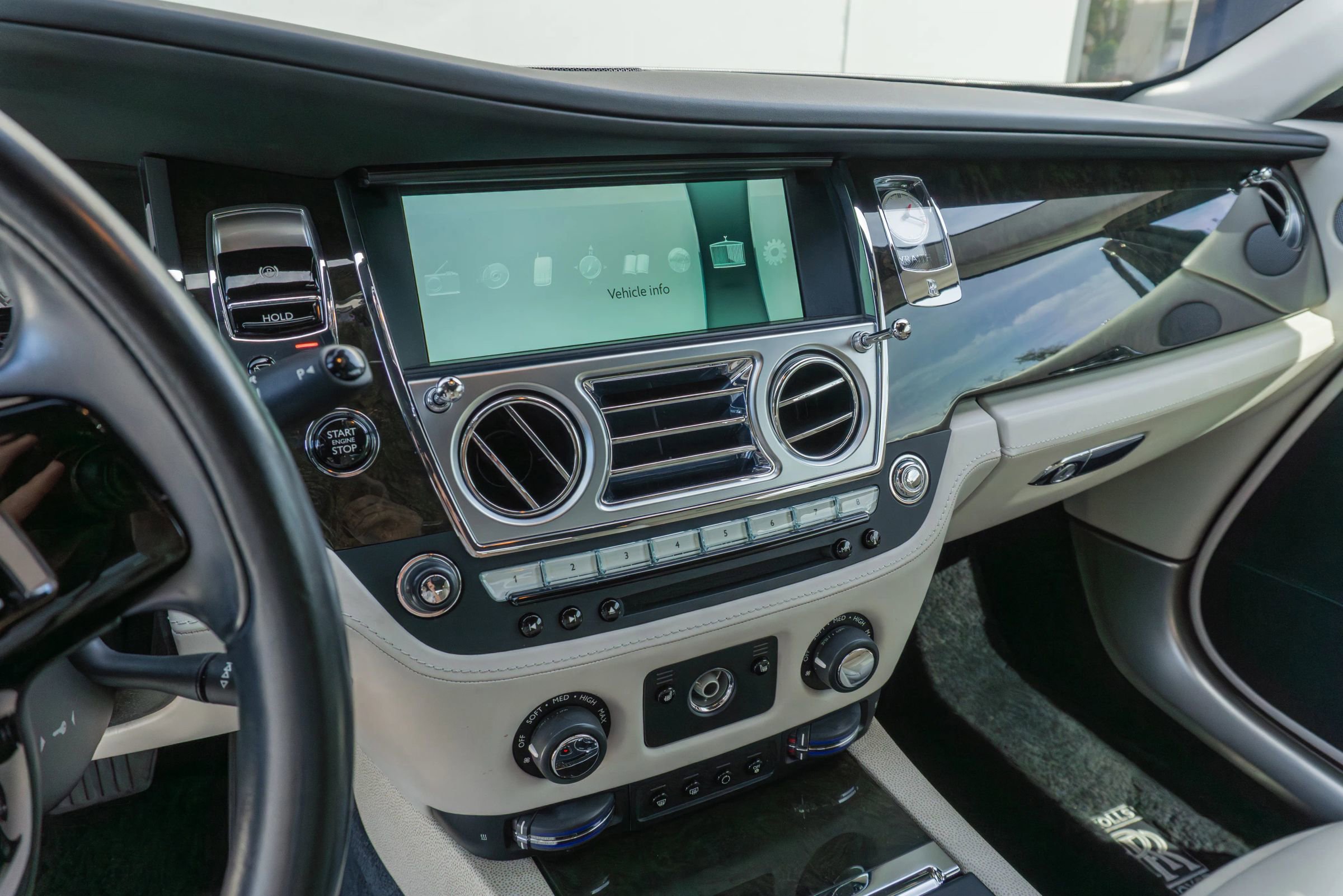 Used 2016 Rolls-Royce Wraith RWD image 17