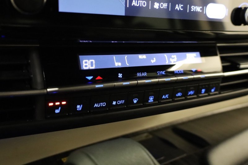 Used 2023 Toyota Sienna Platinum image 20