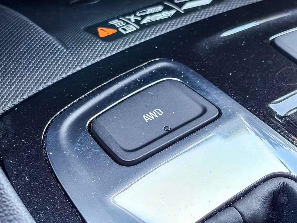 Used 2024 Chevrolet Equinox Premier w/ LPO, Floor Liner Package AWD/4WD image 34