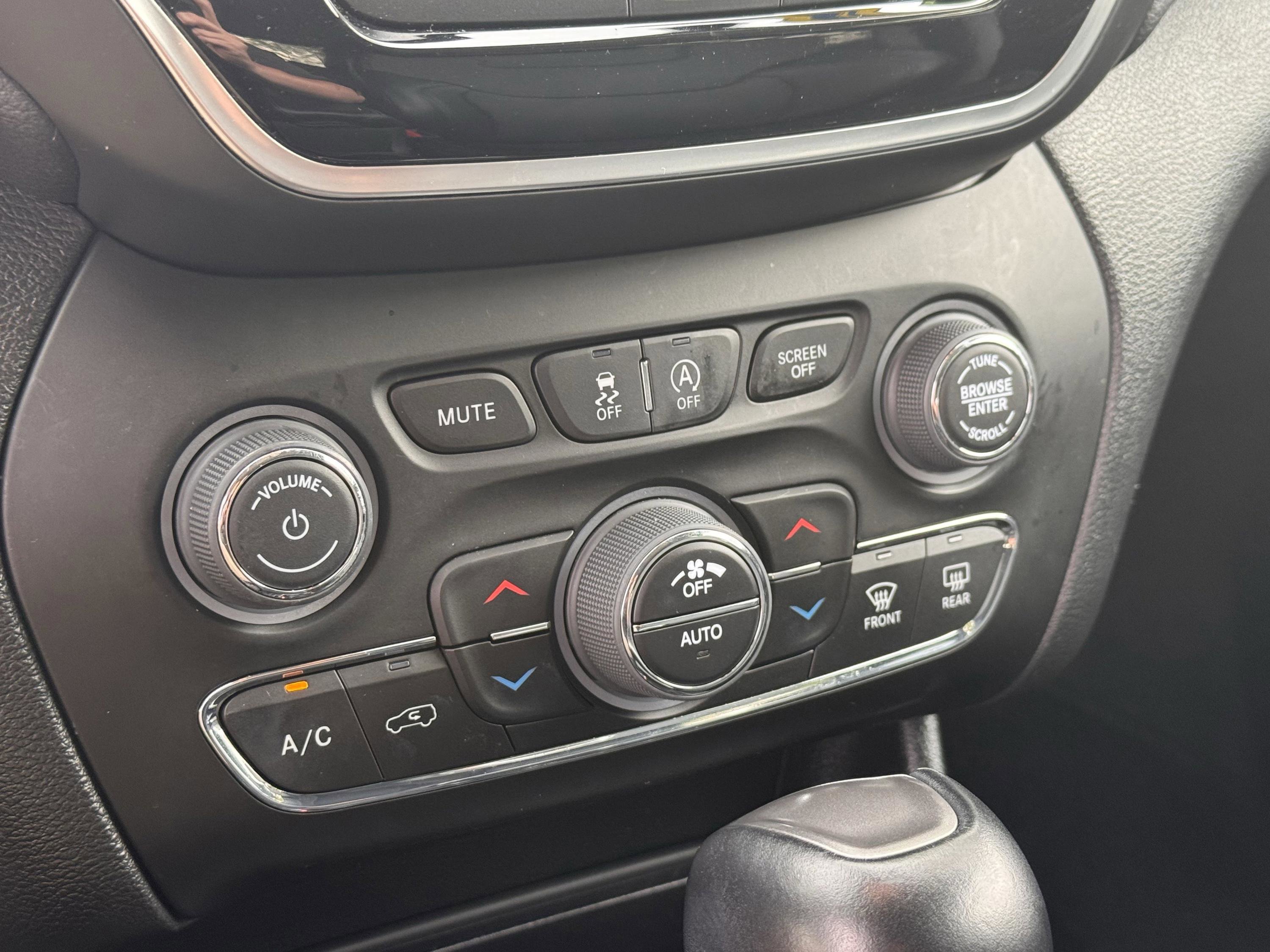 Used 2022 Jeep Cherokee Limited w/ Elite Package AWD/4WD image 22