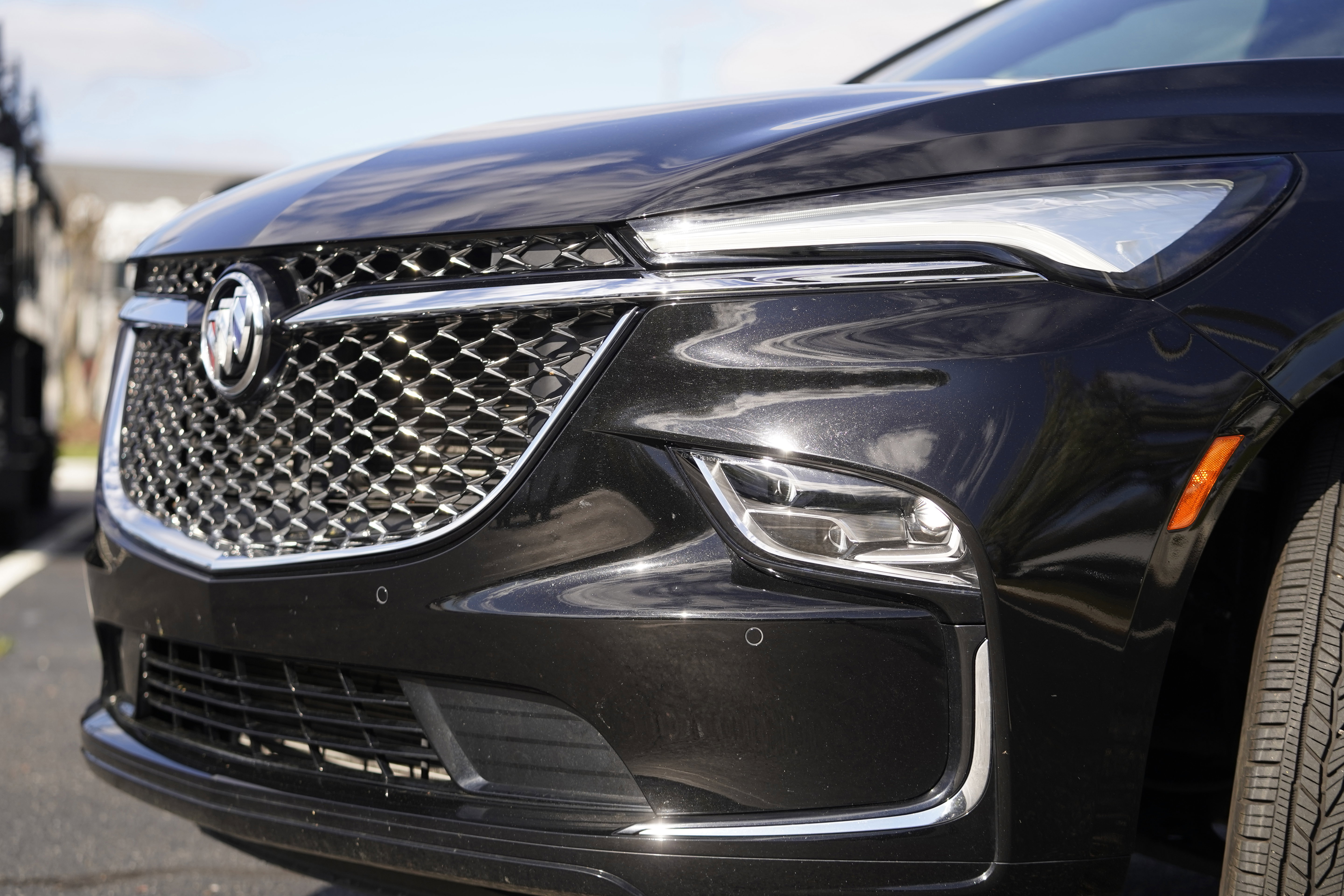 Used 2024 Buick Enclave Avenir w/ Avenir Technology Package image 37