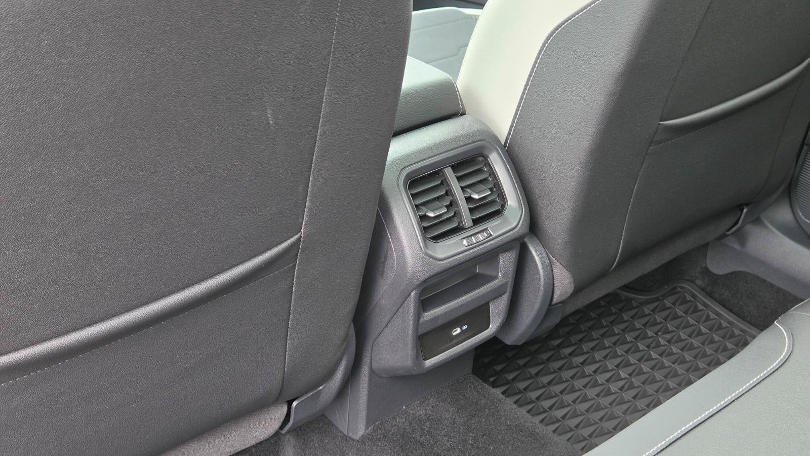 Certified 2025 Volkswagen Taos SE w/ Panoramic Sunroof Package FWD image 43