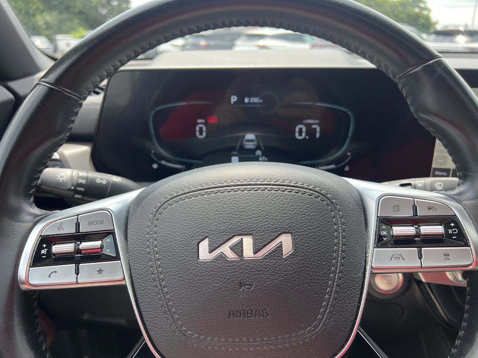 Used 2024 Kia Telluride EX w/ EX Captain's Chair Package image 7