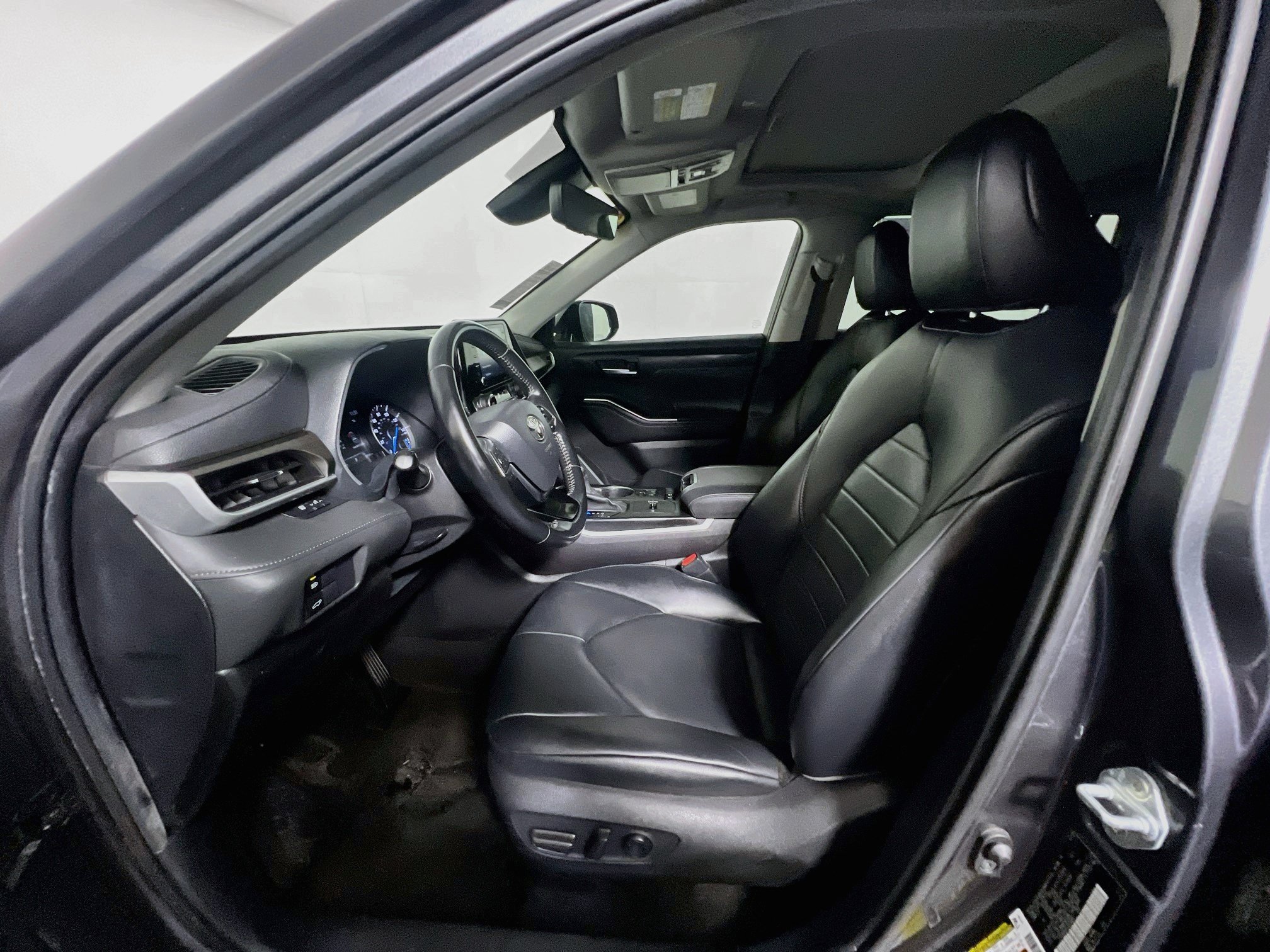 Used 2020 Toyota Highlander XLE FWD image 14