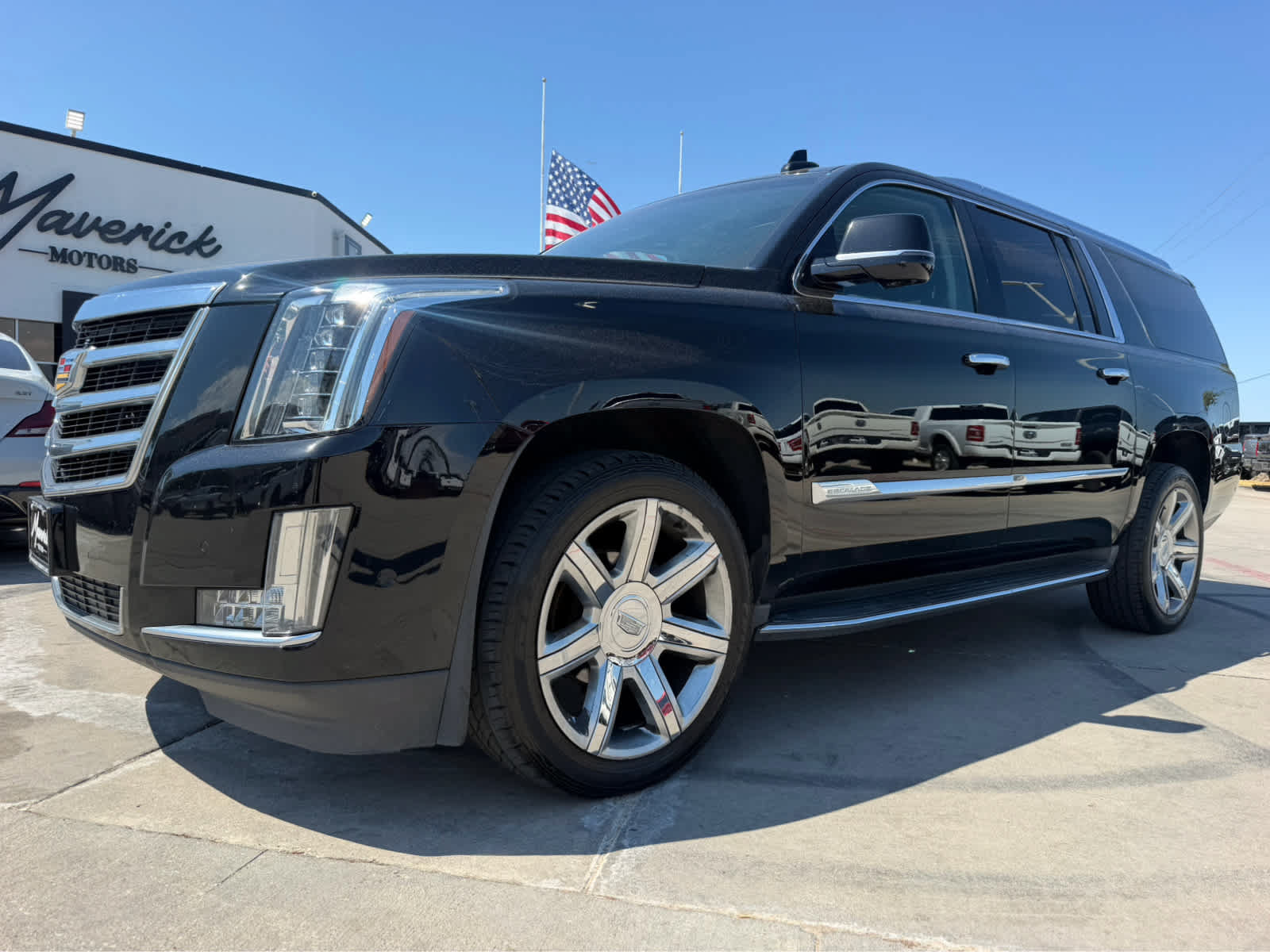 Used 2017 Cadillac Escalade ESV Luxury AWD/4WD image 7