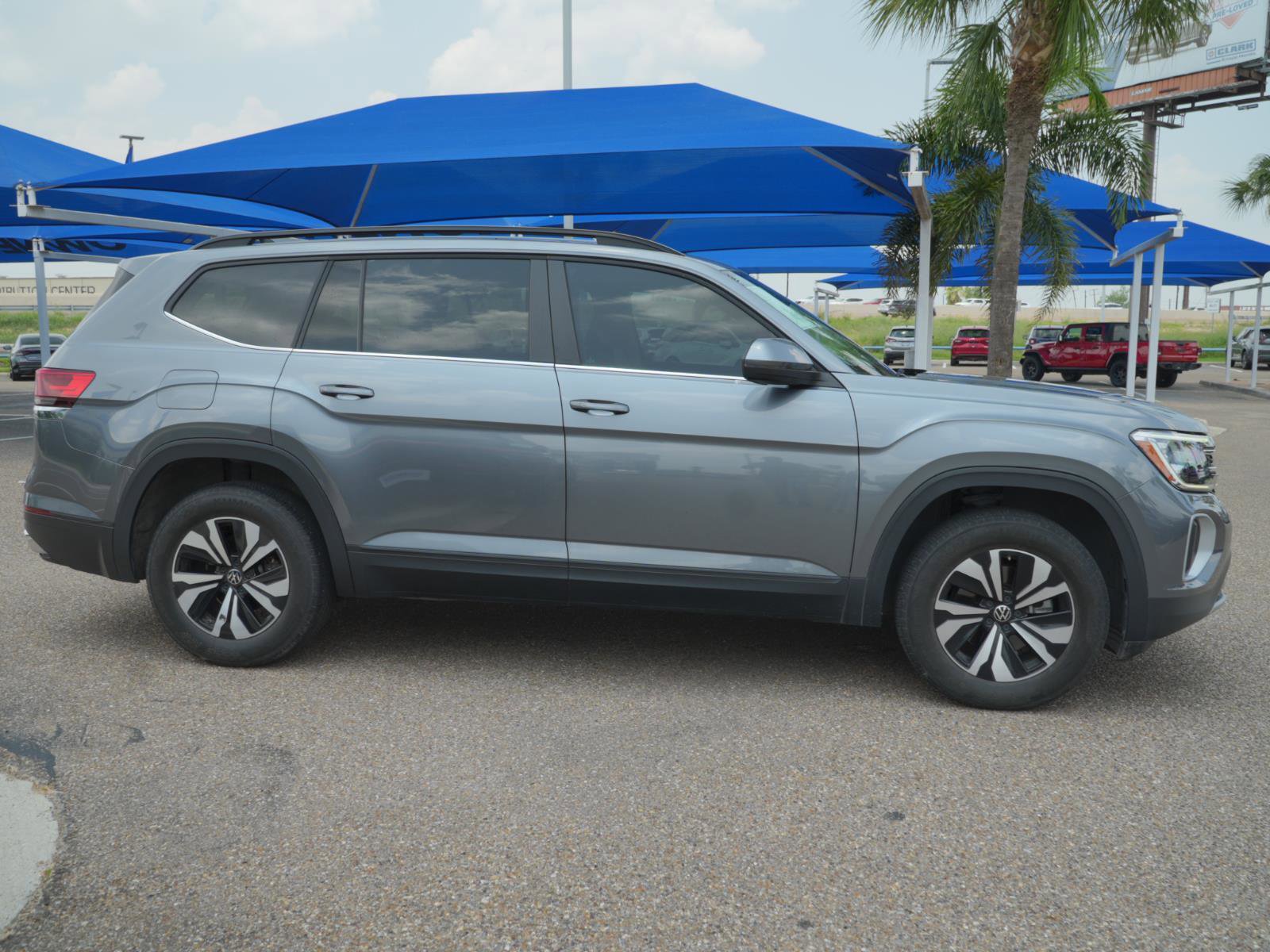 Used 2024 Volkswagen Atlas SE FWD image 4