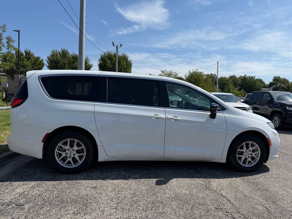 Used 2024 Chrysler Pacifica Touring-L FWD image 2